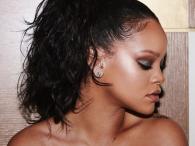 Rihanna odsłoniła piersi w kreacji 